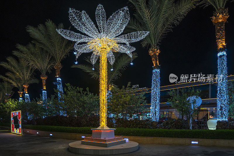 沙姆沙伊赫，埃及- 2020年12月22日:苏豪广场五彩缤纷的夜晚灯光。夜晚喜庆照亮新年佳节。